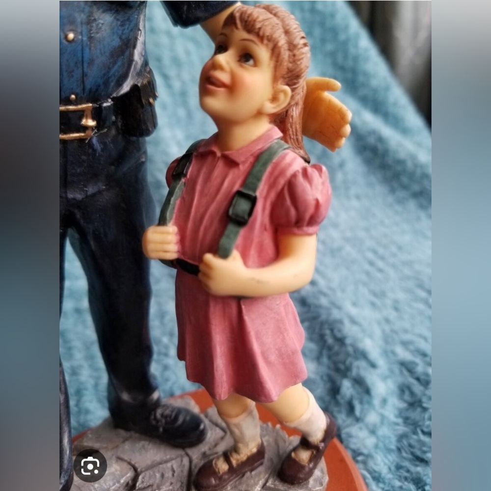 1999 Vanmark Blue Hats of Bravery - A Helping Hand police figurine. - Picture 7 of 8